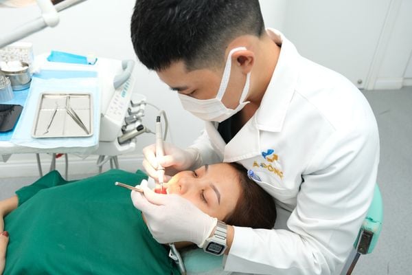 Niềng răng mắc cài sứ - Nha khoa Á Đông