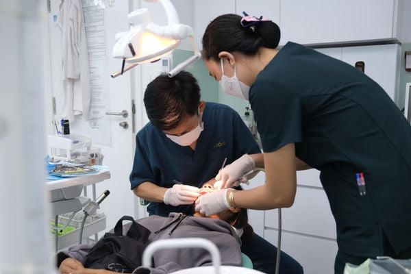 Niềng răng trong suốt Invisalign - Nha khoa Á Đông